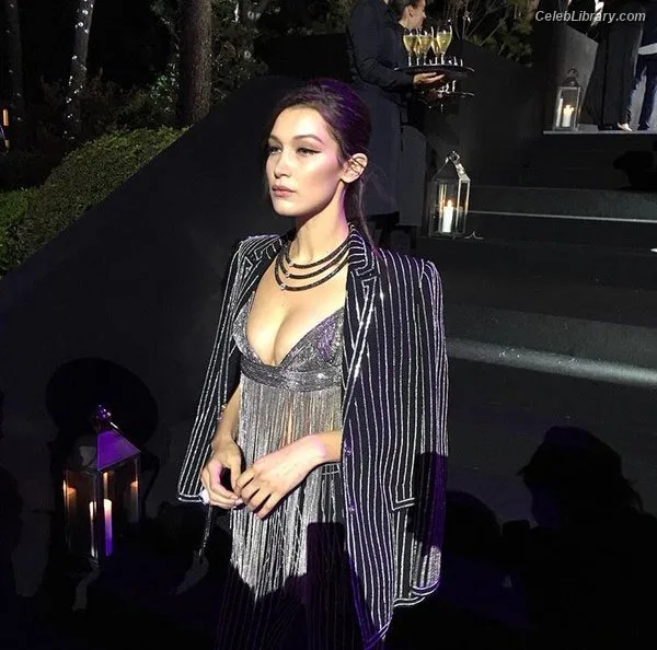 Bella Hadid photo 1 of 1874