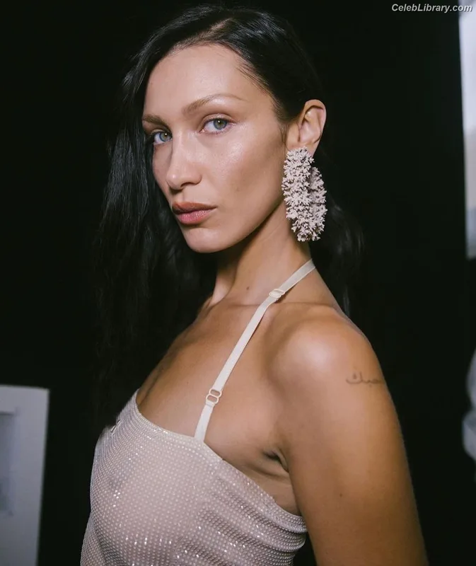 Bella Hadid photo 4 of 1874