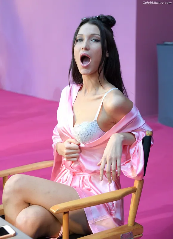 Bella Hadid photo 24 of 1874
