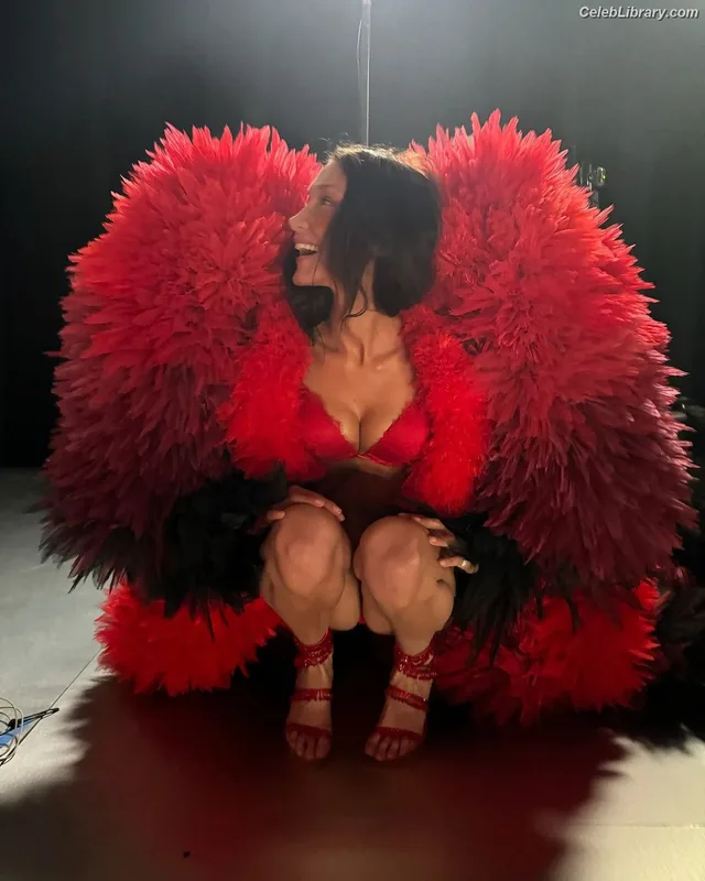 Bella Hadid photo 14 of 1874