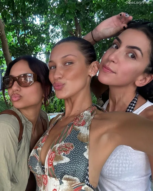 Bella Hadid photo 22 of 1874