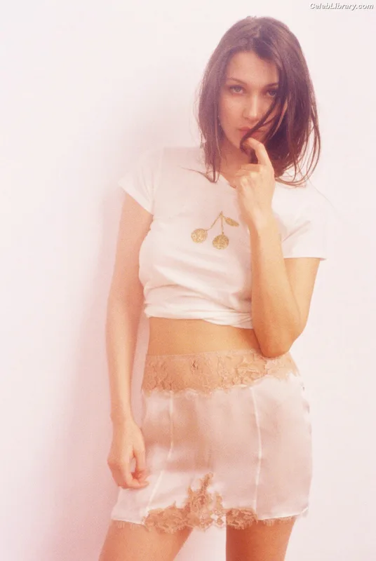 Bella Hadid photo 16 of 1874