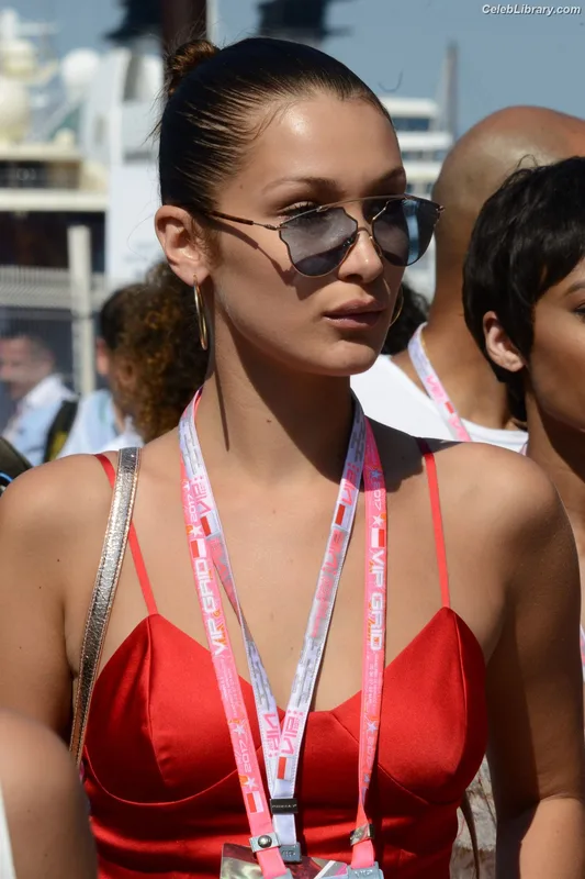 Bella Hadid photo 19 of 1874