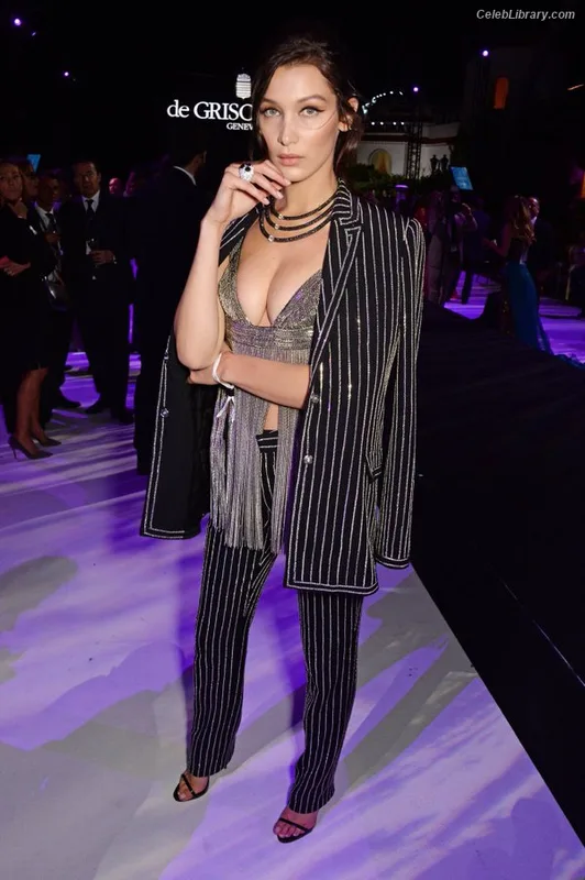Bella Hadid photo 1 of 1874