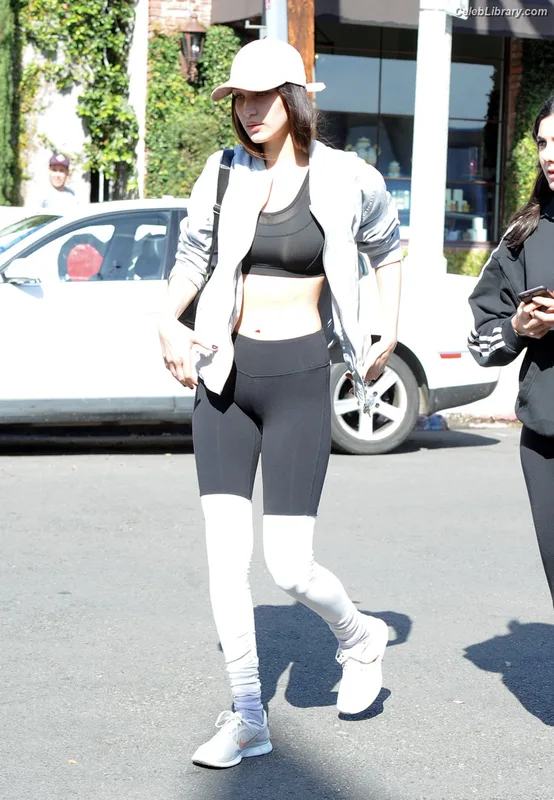 Bella Hadid photo 3 of 1874