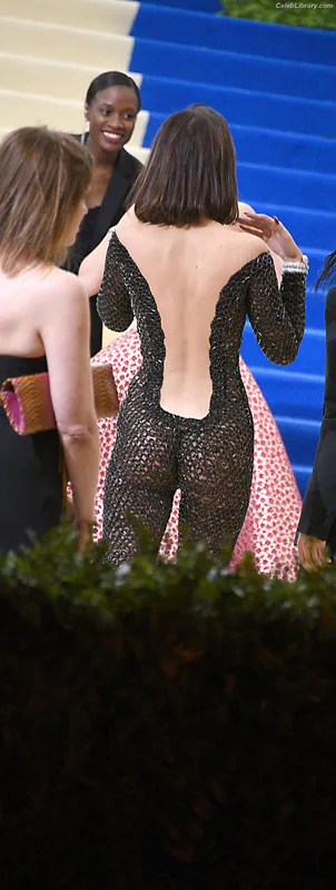 Bella Hadid photo 4 of 1874
