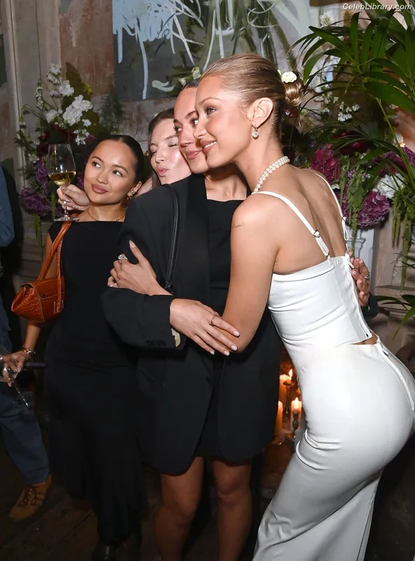Bella Hadid photo 15 of 1874
