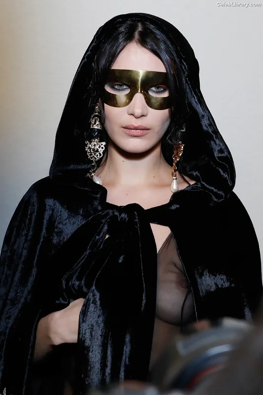 Bella Hadid photo 11 of 1874