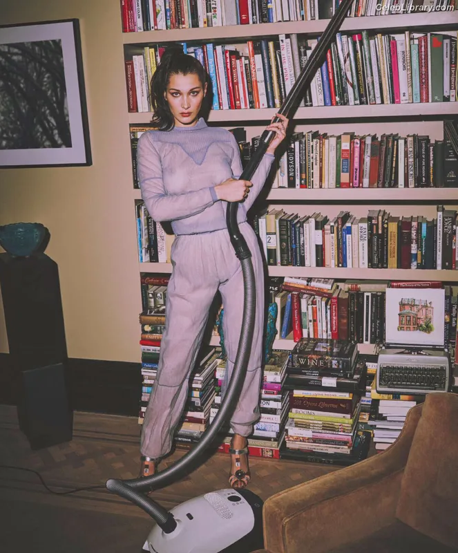 Bella Hadid photo 10 of 1874
