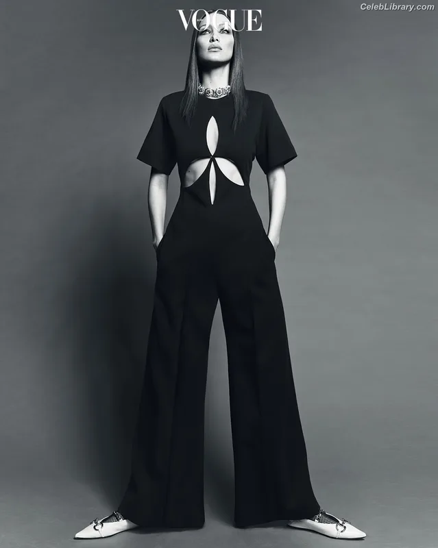 Bella Hadid photo 11 of 1874