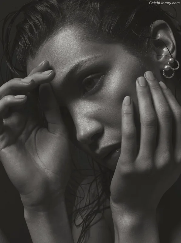 Bella Hadid photo 13 of 1874