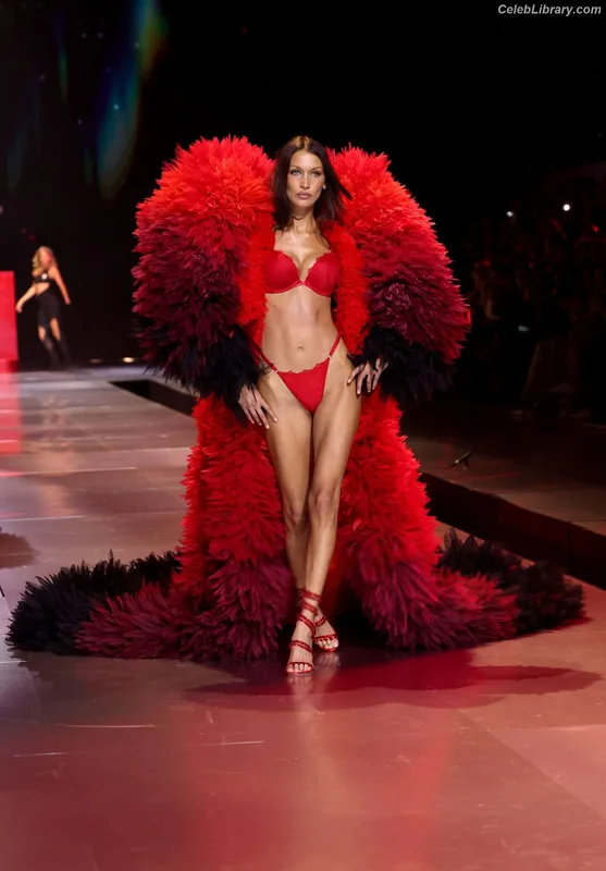 Bella Hadid photo 11 of 1874