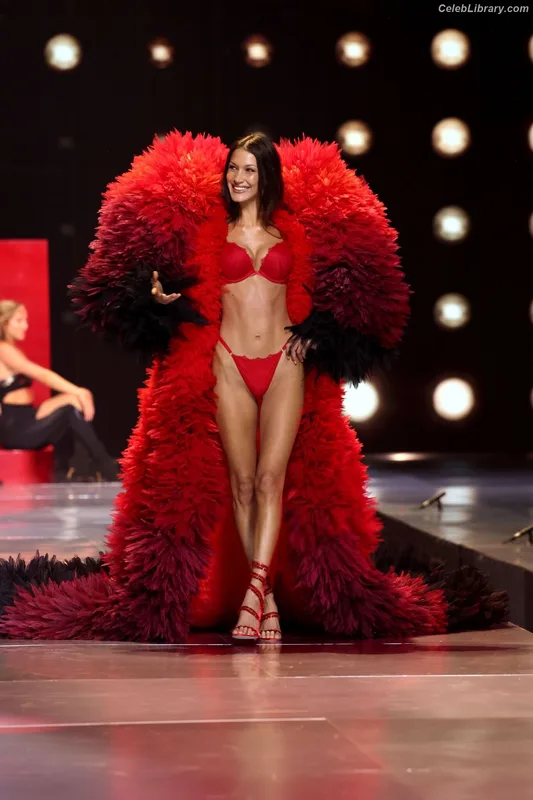 Bella Hadid photo 19 of 1874