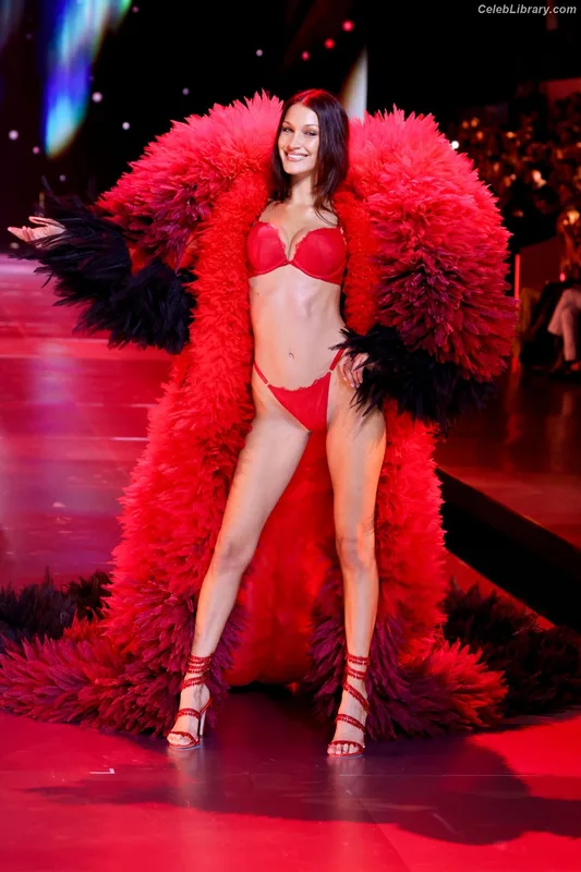 Bella Hadid photo 21 of 1874