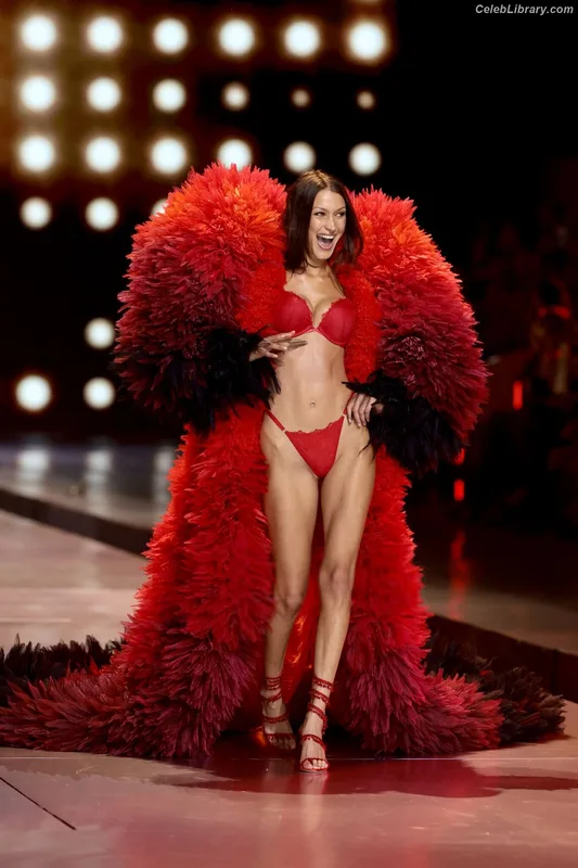 Bella Hadid photo 3 of 1874