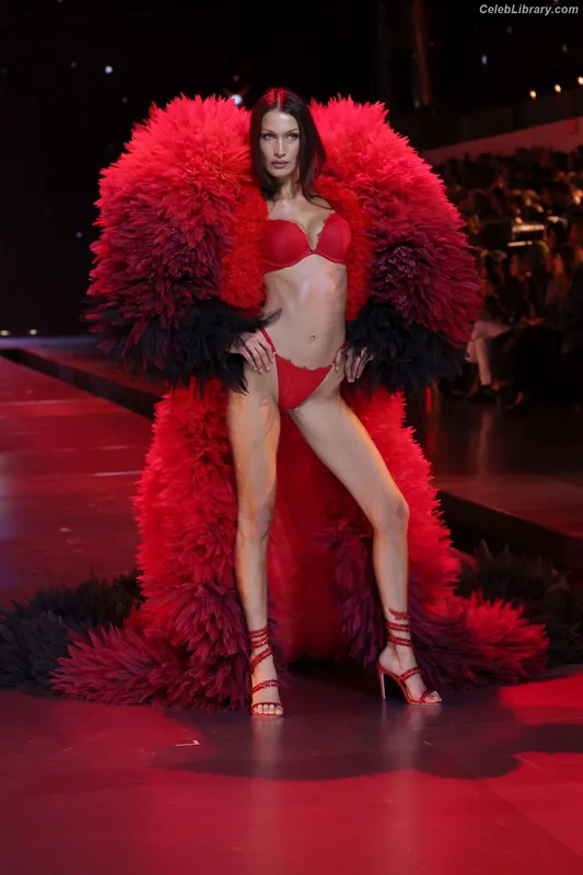 Bella Hadid photo 4 of 1874