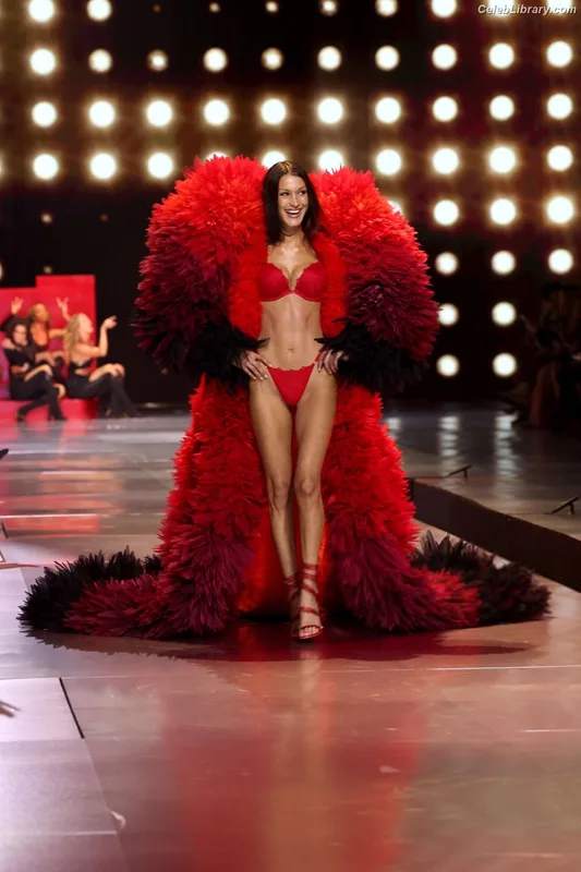 Bella Hadid photo 13 of 1874