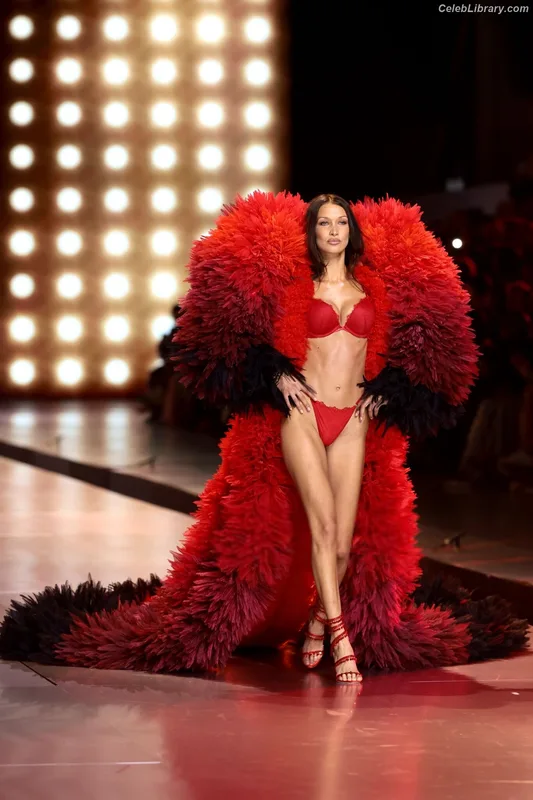 Bella Hadid photo 14 of 1874