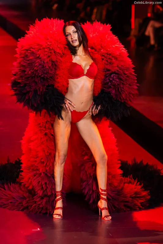 Bella Hadid photo 15 of 1874