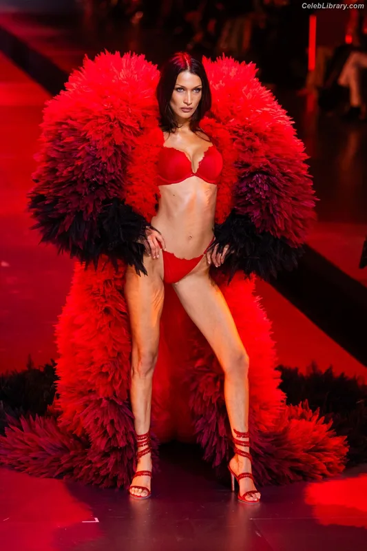 Bella Hadid photo 20 of 1874