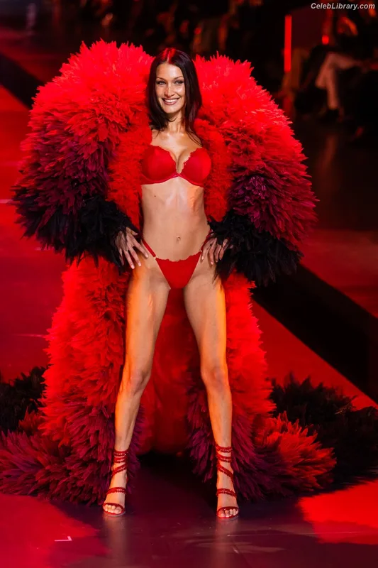Bella Hadid photo 1 of 1874
