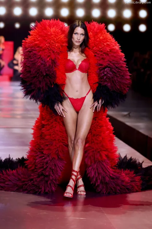 Bella Hadid photo 2 of 1874