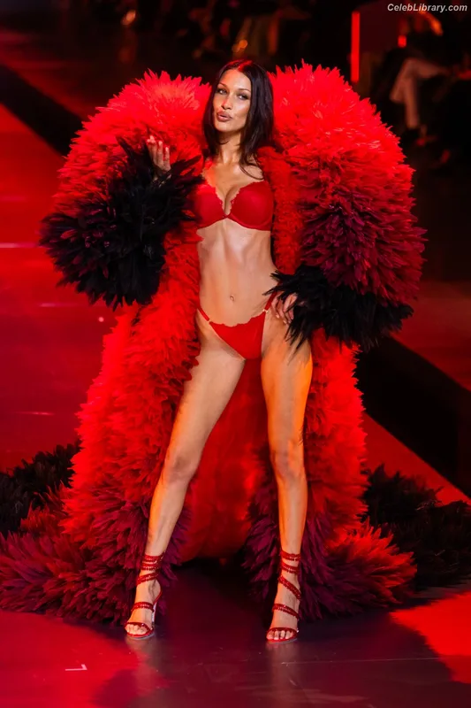 Bella Hadid photo 4 of 1874