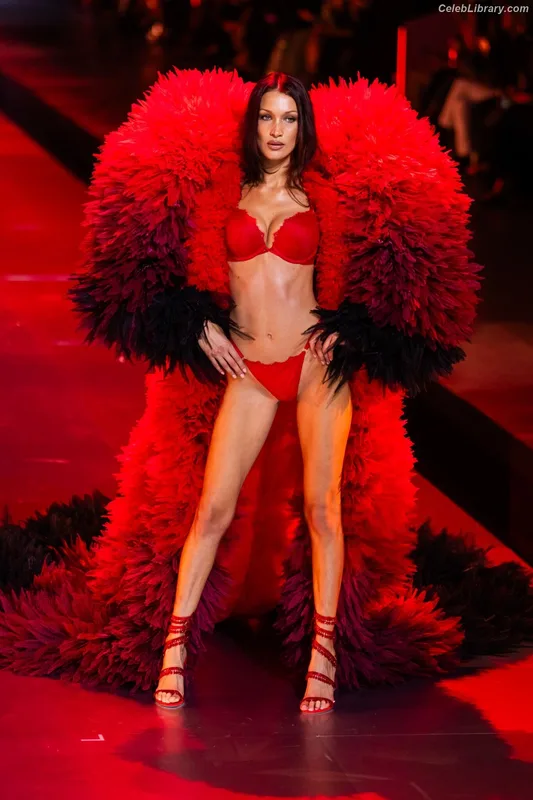 Bella Hadid photo 11 of 1874