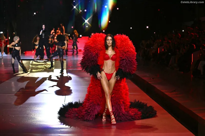 Bella Hadid photo 13 of 1874