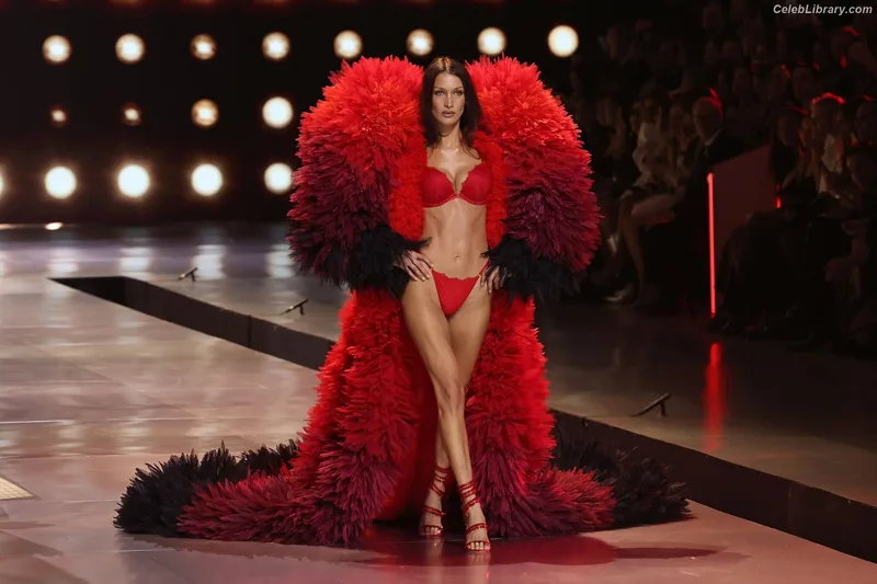 Bella Hadid photo 3 of 1874