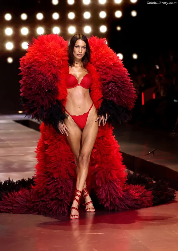 Bella Hadid photo 7 of 1874