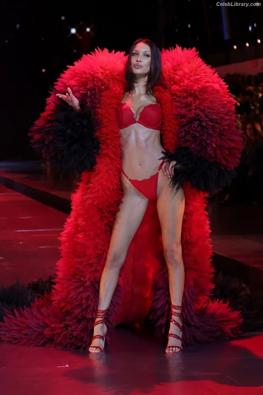 Bella Hadid photo 18 of 1874