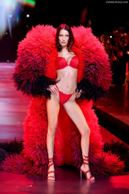 Bella Hadid photo 19 of 1874