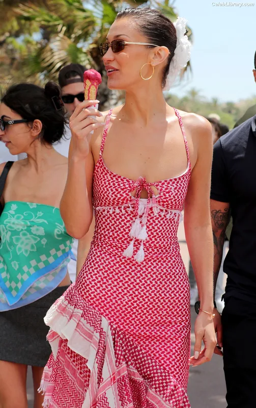 Bella Hadid photo 14 of 1874