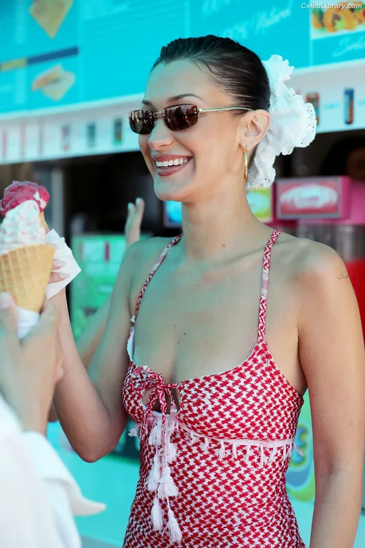 Bella Hadid photo 22 of 1874