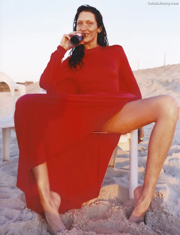 Bella Hadid photo 2 of 1874