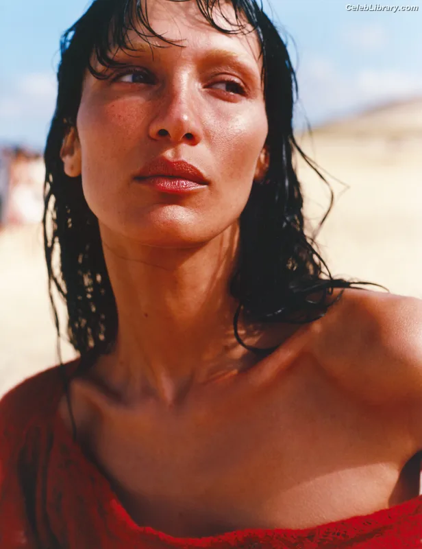 Bella Hadid photo 3 of 1874