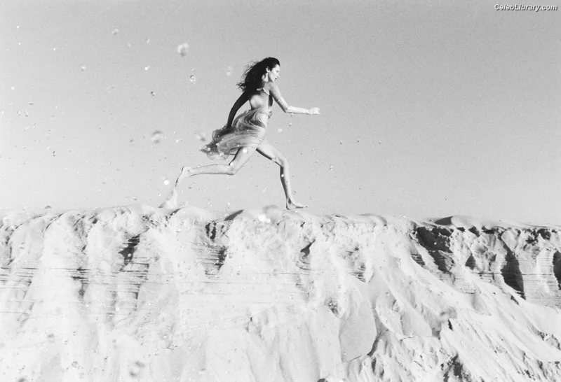 Bella Hadid photo 7 of 1874