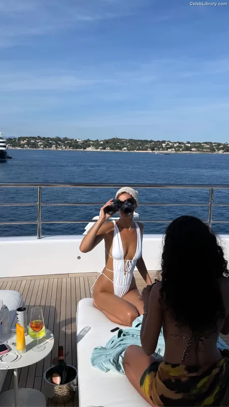 Bella Hadid photo 9 of 1874