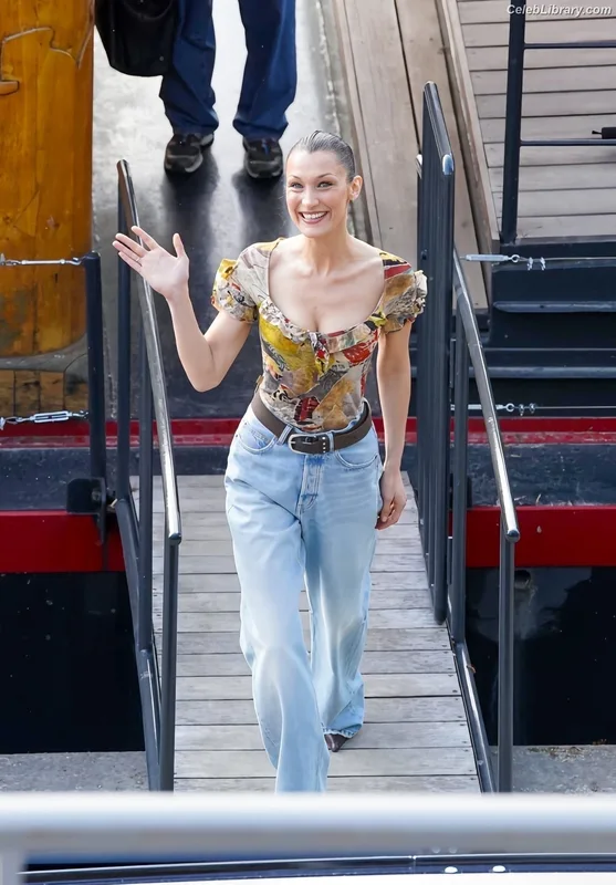 Bella Hadid photo 1 of 1874