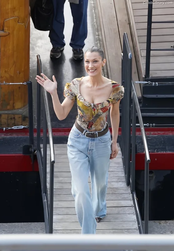 Bella Hadid photo 2 of 1874