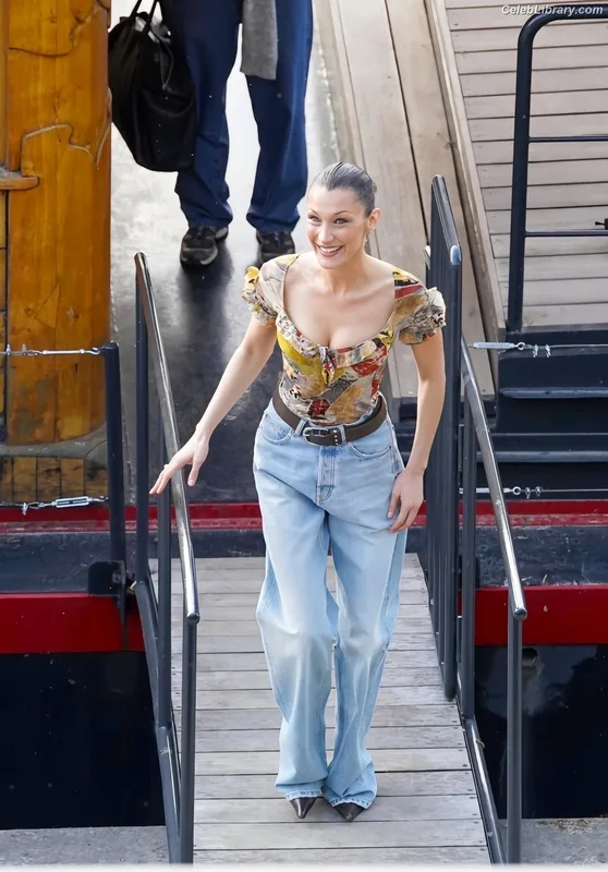 Bella Hadid photo 3 of 1874
