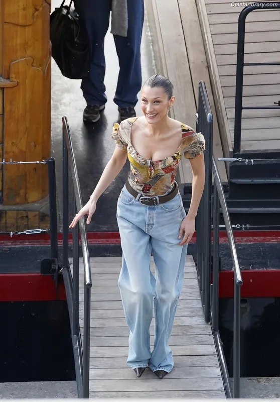 Bella Hadid photo 4 of 1874