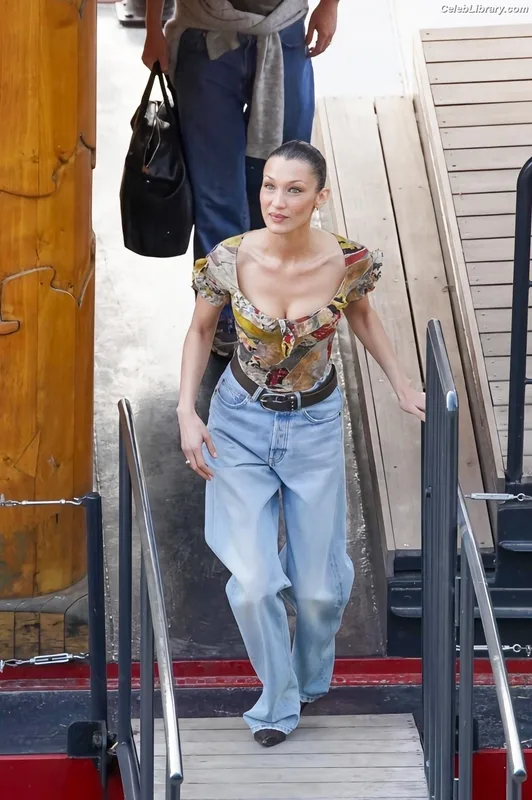 Bella Hadid photo 5 of 1874