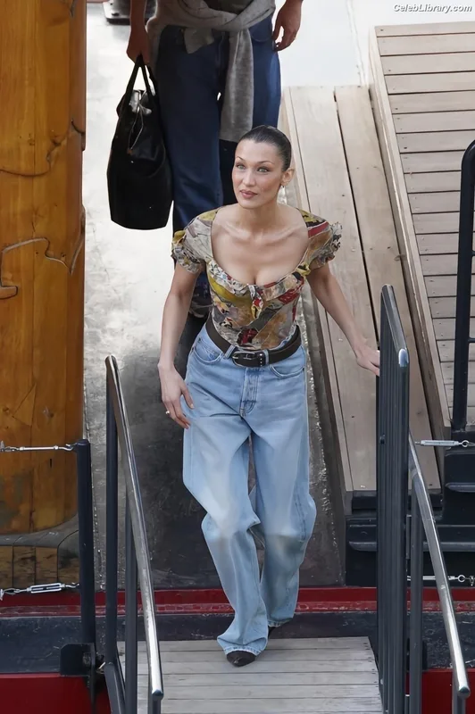 Bella Hadid photo 6 of 1874