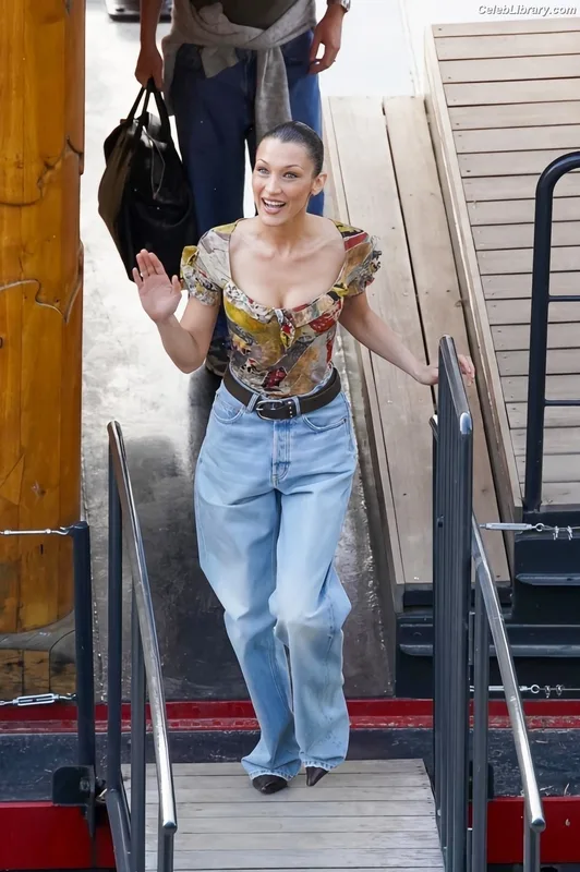 Bella Hadid photo 7 of 1874