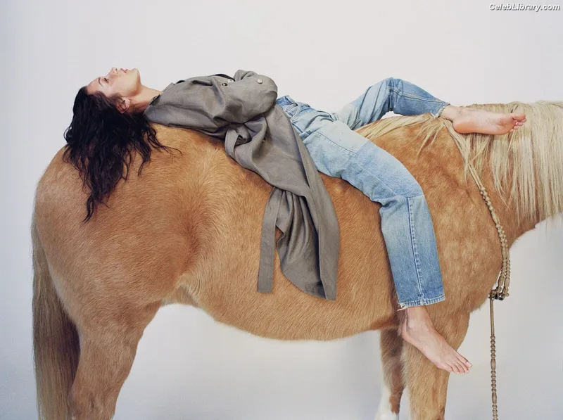 Bella Hadid photo 14 of 1874