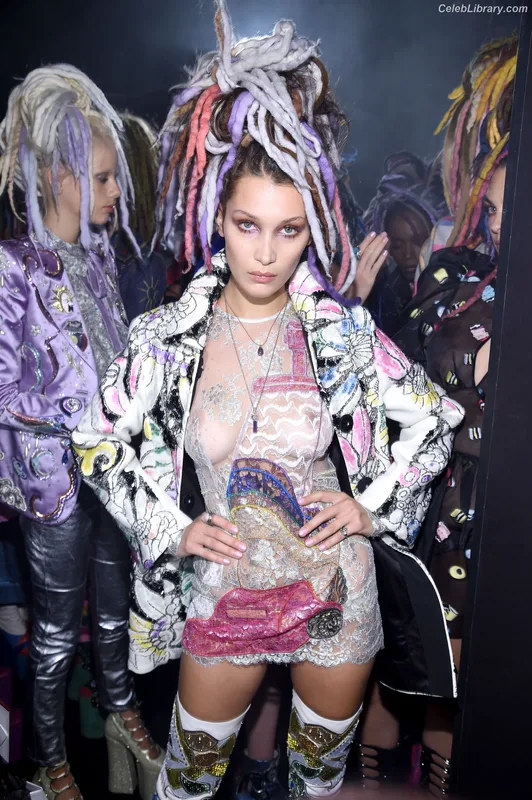 Bella Hadid photo 1 of 1874