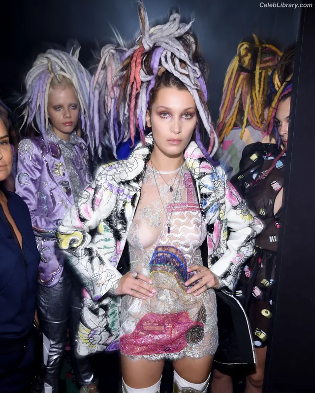 Bella Hadid photo 2 of 1874