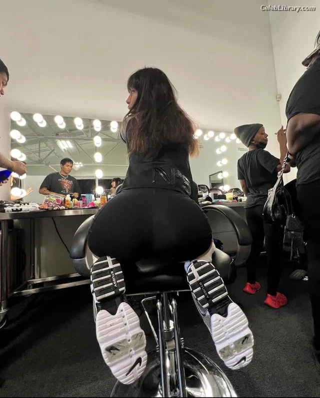 Bella Hadid photo 9 of 1874